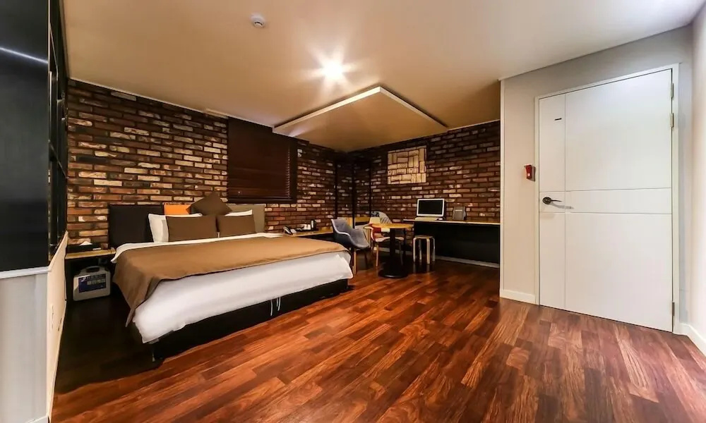 Hotel 385