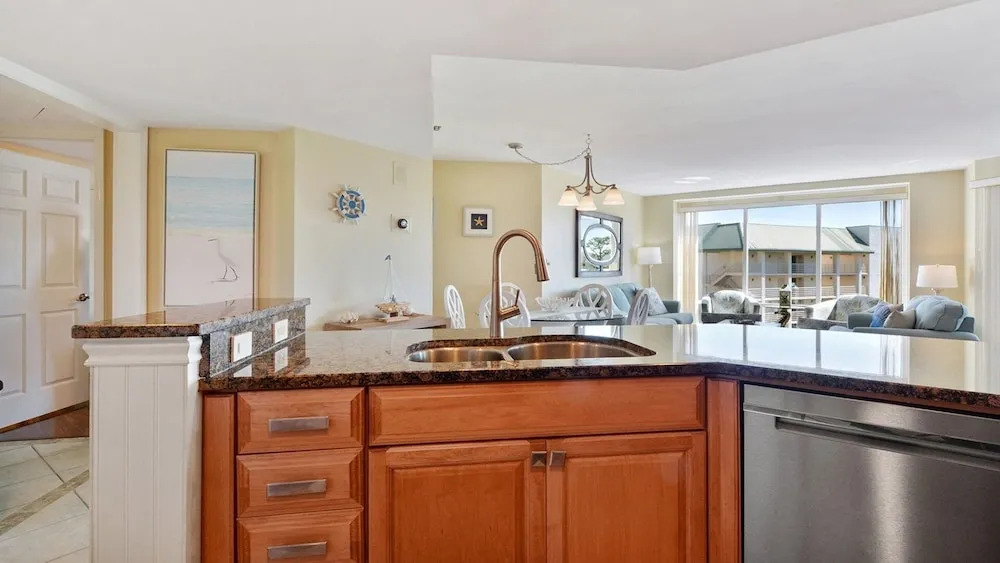 2515 Mare 2 Bedroom Condo