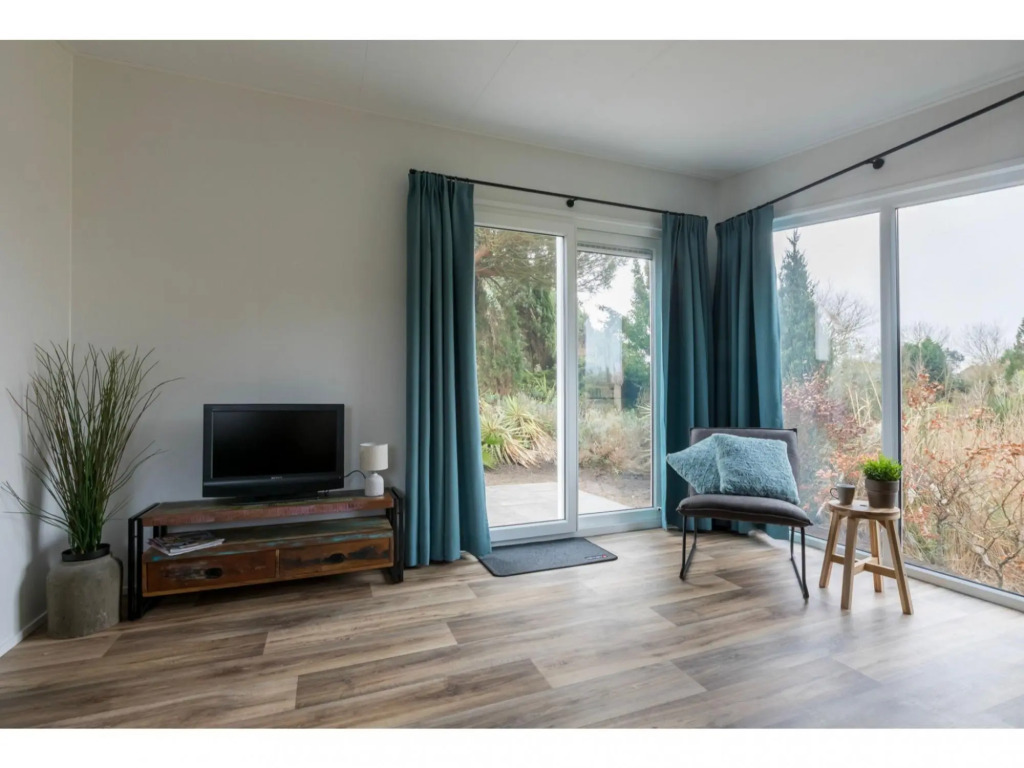 Chalet in Vrouwenpolder Near Banjaard Beach