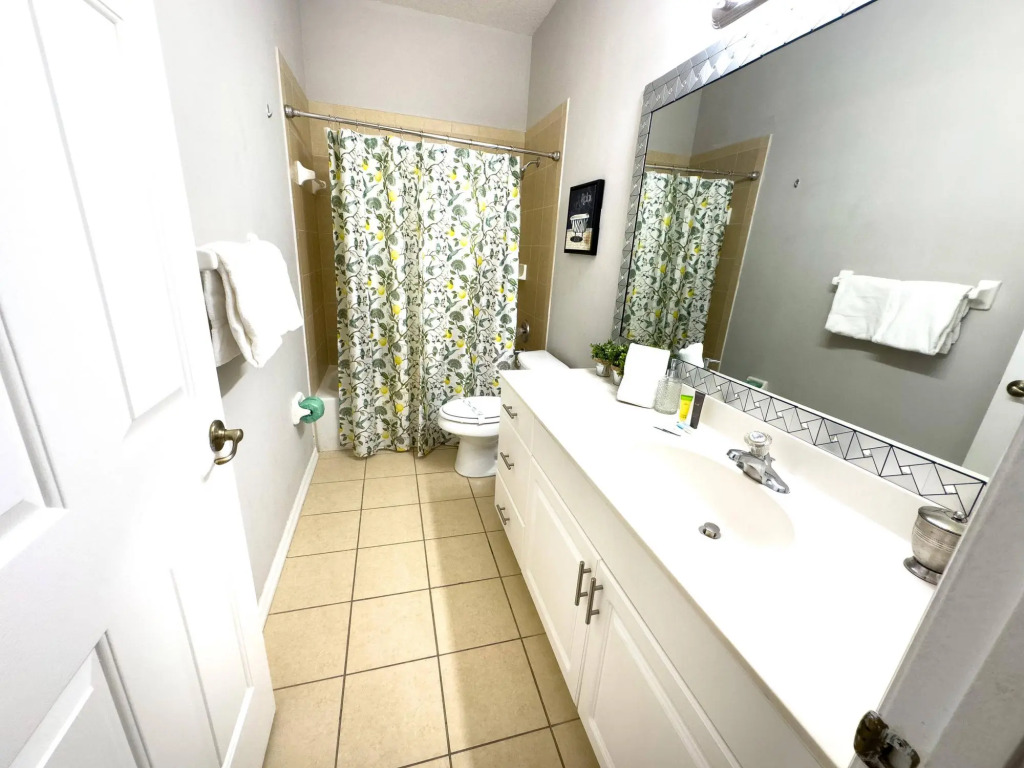 Comfortable Apart 4Bdrm3Bath- 4 miles to Disney