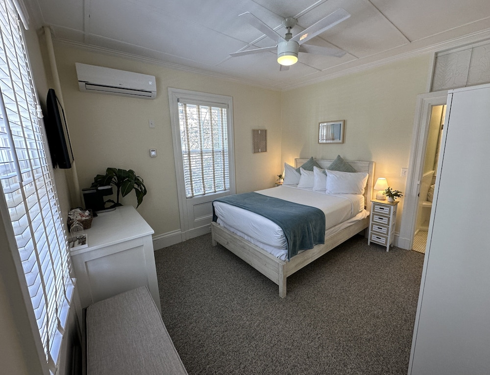 Bright & Sunny 1 Bed/ 1 Bath Downtown Newport - Unit 1 1 Bedroom Home