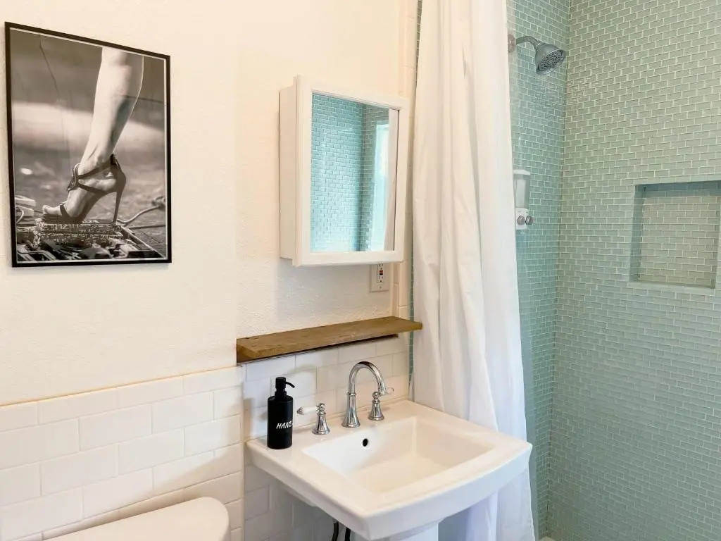 Newly remodeled 1 bed, 1 bath home near LAX, Forum