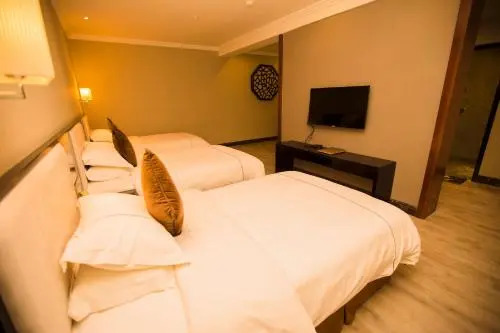 Kuerle Mingyue Crown Bouquet Hotel