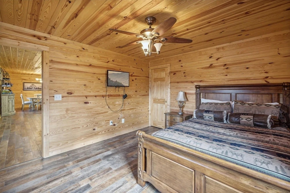 Barefoot Cabin 4 Bedroom Cabin by RedAwning
