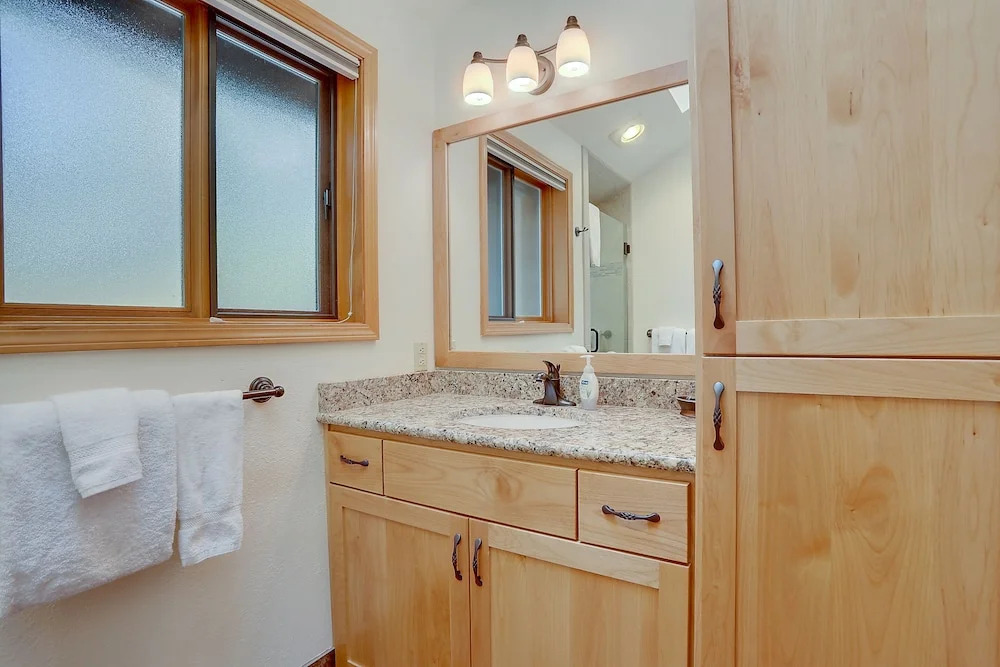 7 Cedar Private Cul-de-sac include Hot Tub with Forest View by RedAwning