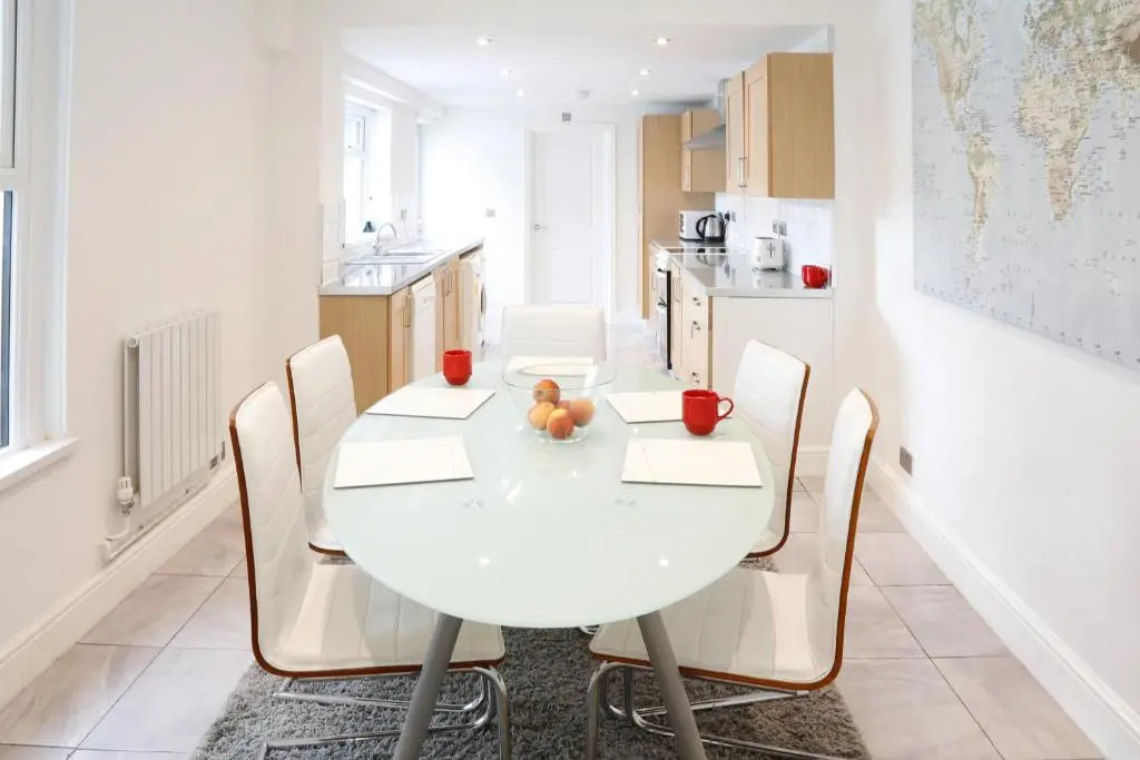 LARGE HOUSE, sleeps 16! Private garden, Free parking!