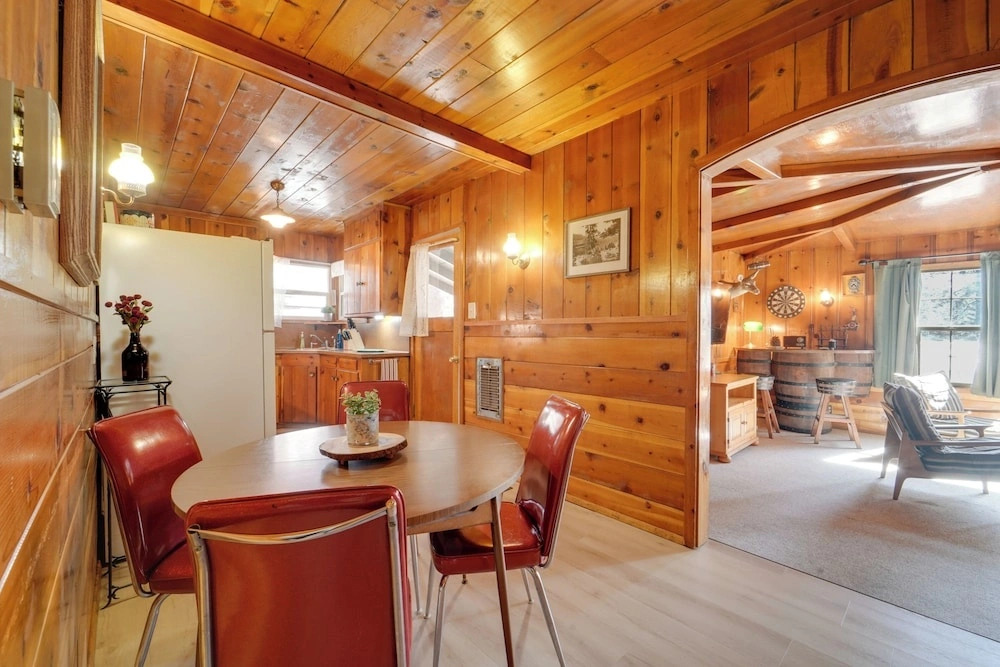 Great for Families! Woodsy Truckee Haven w/ Deck