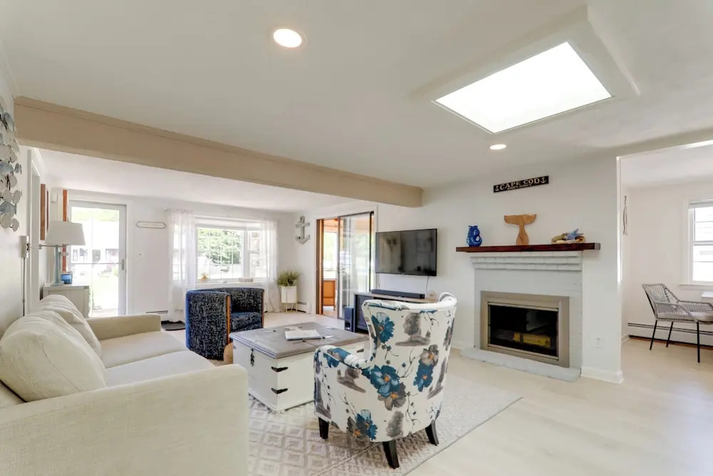 Charming West Yarmouth Home ~ 2 Mi to Beach!