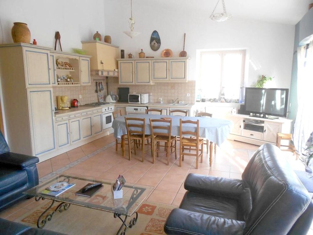 House With 4 Bedrooms in Taizé, With Enclosed Garden and Wifi - 80 km