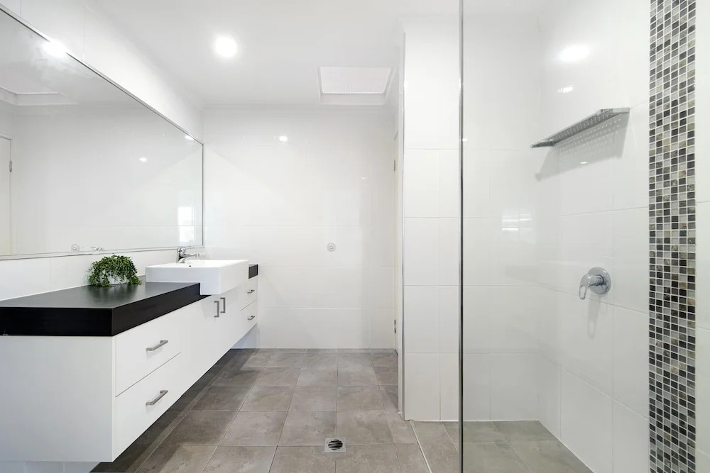 Diamond Beach 3 Bedroom Poolside Apartment - 34