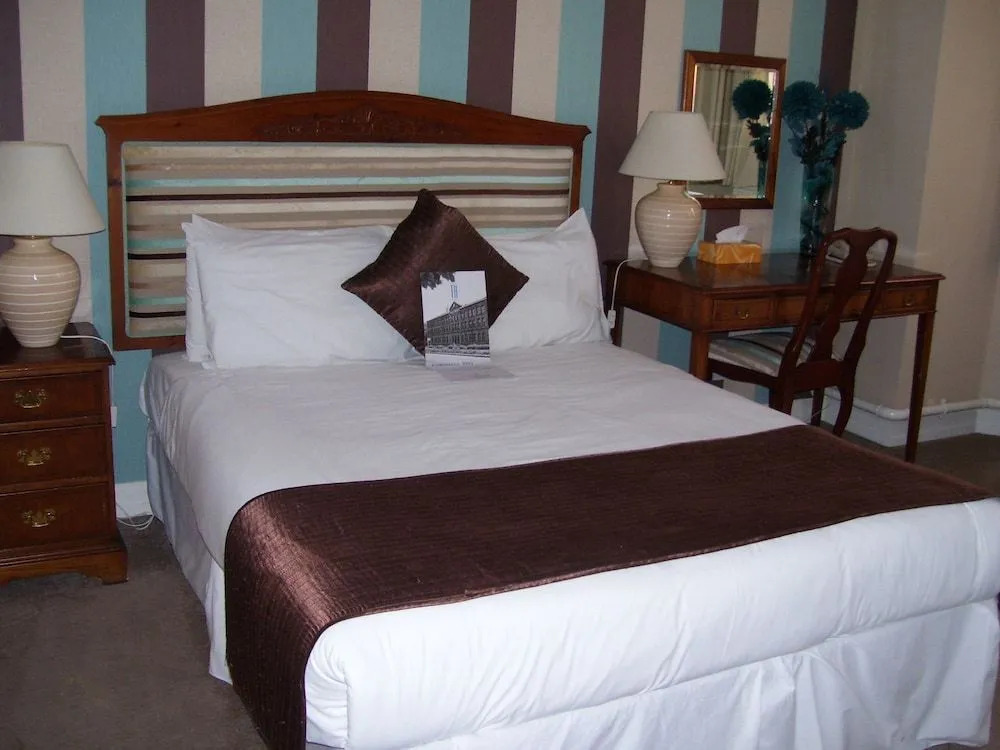 Fownes Hotel
