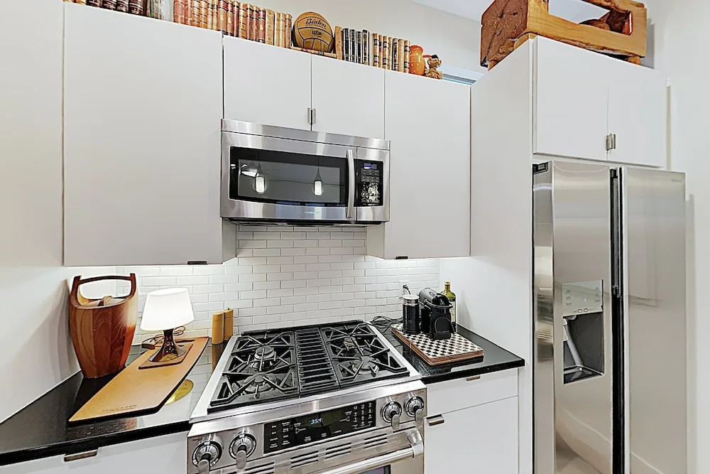 New Listing! Bouldin Creek W/ Rooftop Deck 4 Bedroom Home