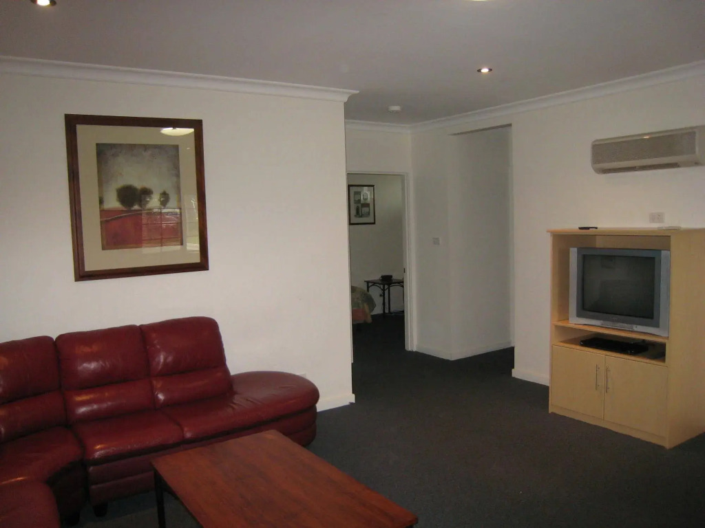 Olde Tudor Hotel