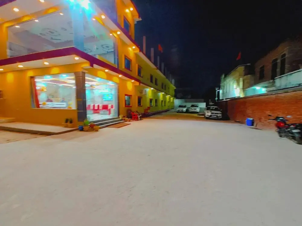 FabHotel Shree Venkatesh Nileyam - 300m from Ram Janam Bhumi