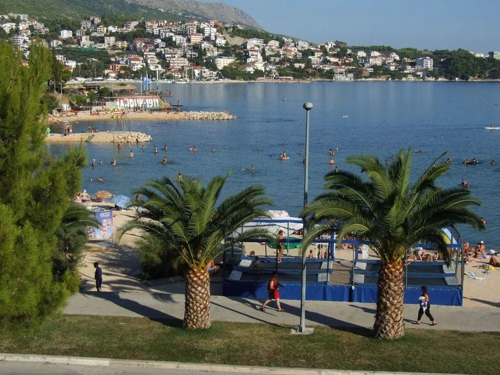 Apartments near beach Babic