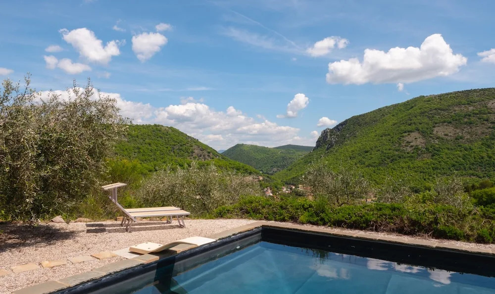 Relaxing Hillside Family Accommodation With Pool