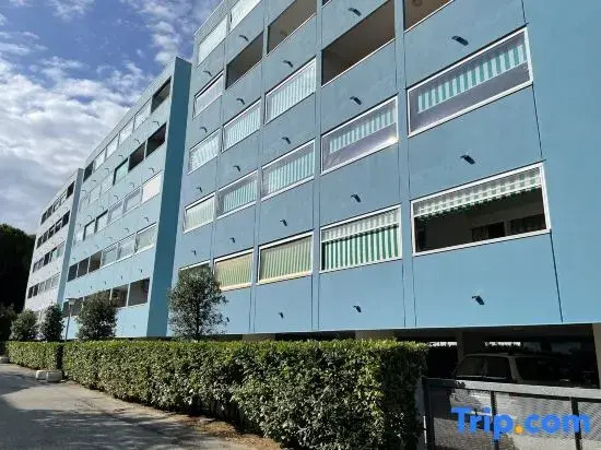 Great flat 100mt from the sea