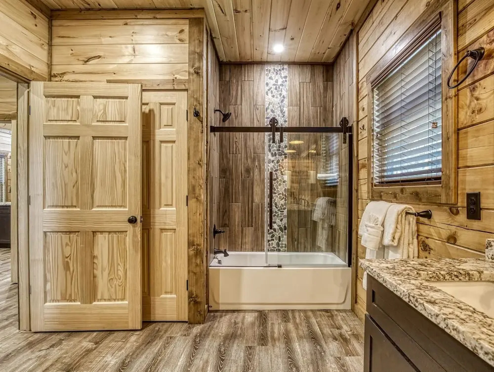 ERN841 - SWEET FEET RETREAT - LOCATION, LOCATION, AND PRIVATE INDOOR POOL! cabin