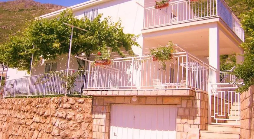 Seven Seas Apartments