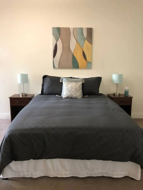 Sophisticated One Bedroom Near Downtown