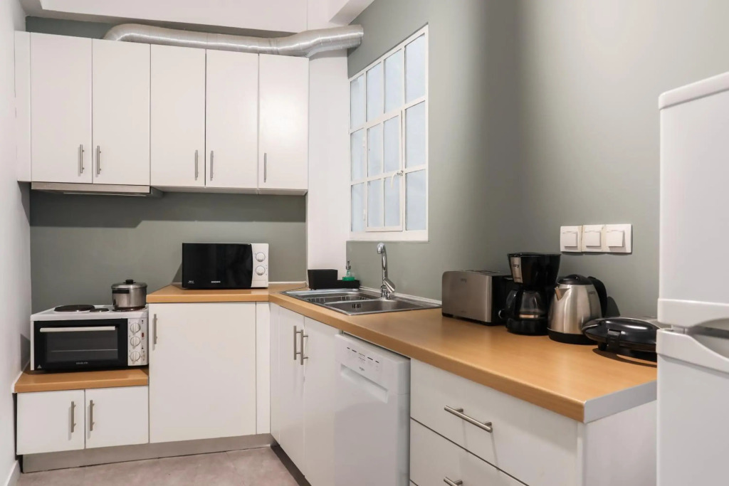 Beautifully decorated spacious aprt for 5 near Acropolis