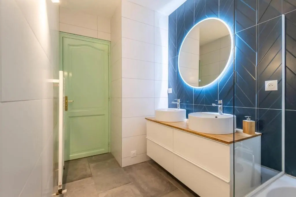 Spacious T3 apartment with a balcony near the old town