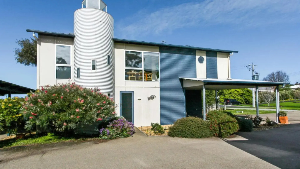 The Village Lighthouse - Metung Lake Escape