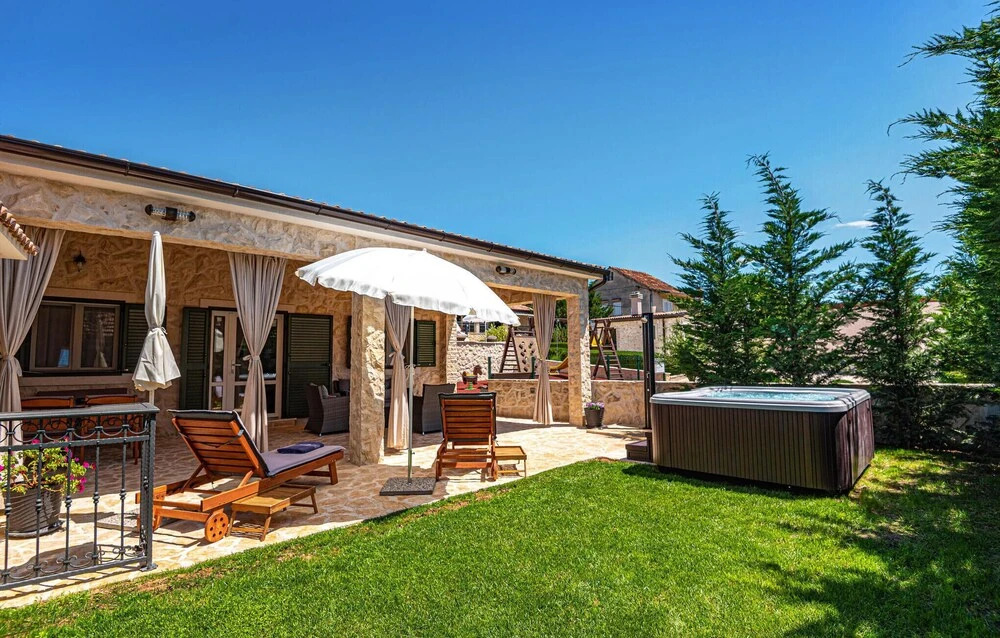 Beautiful Home in Dubrava With Wifi and 6 Bedrooms