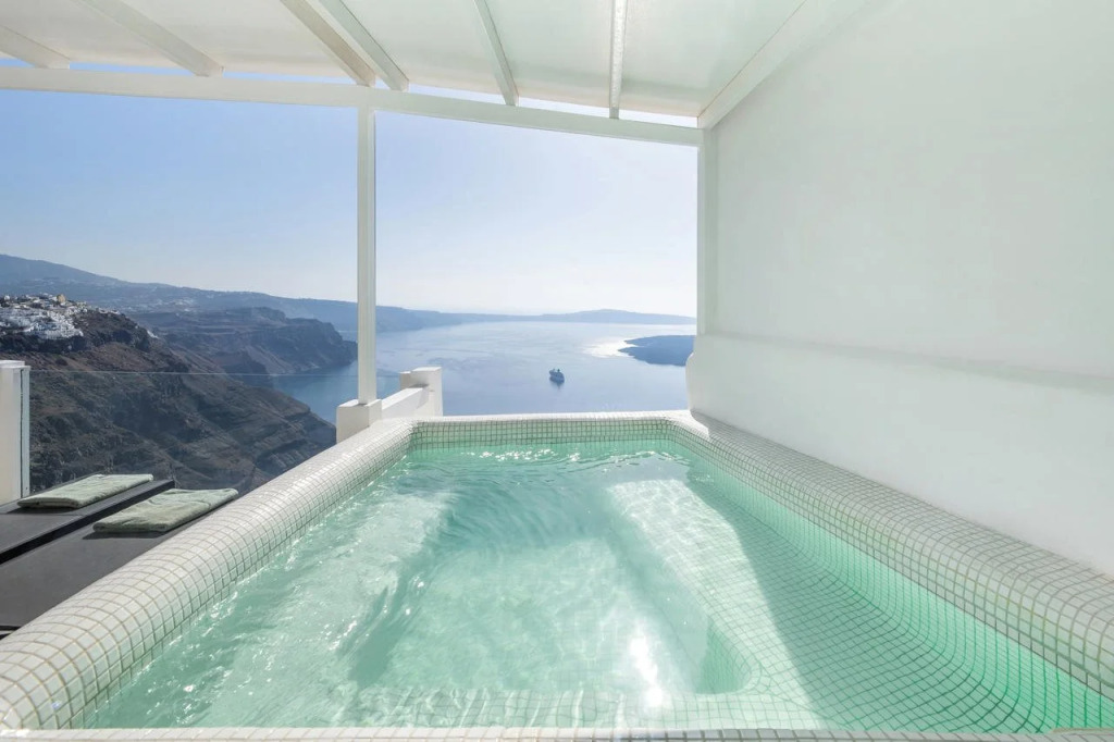 Aqua Luxury Suites by Estia