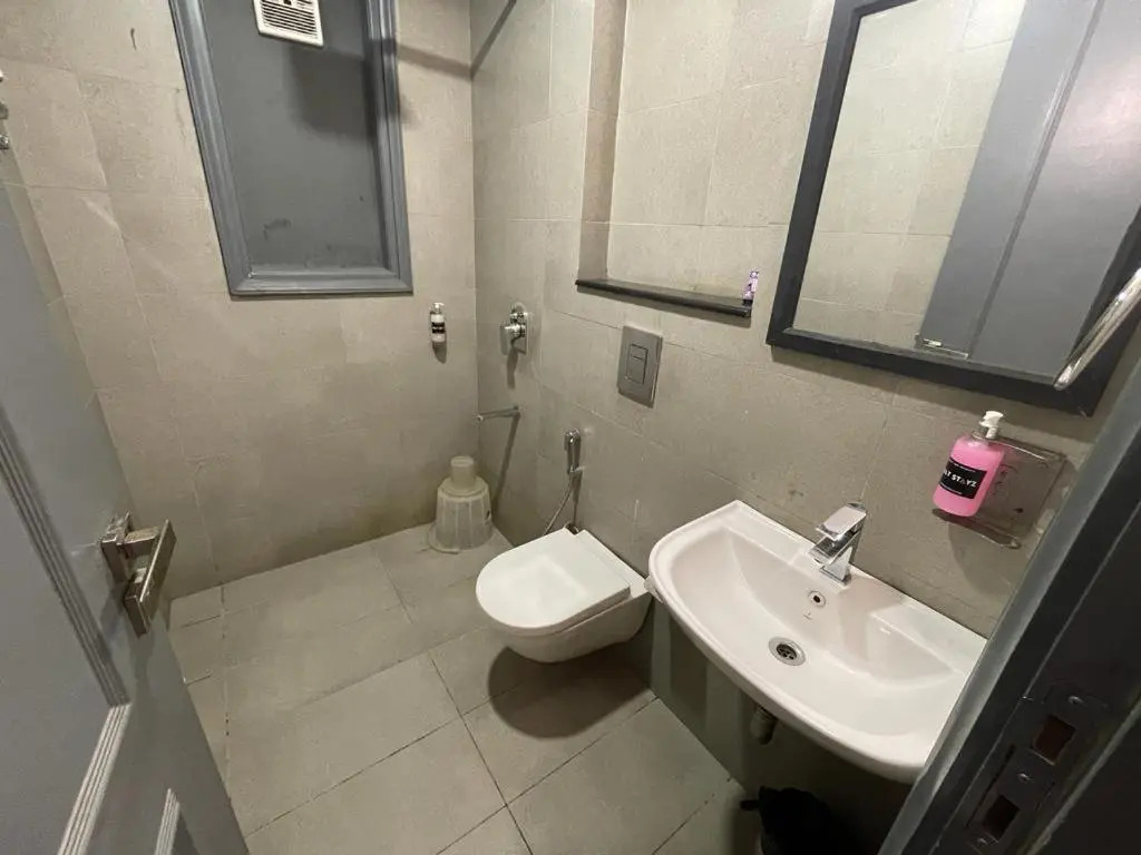 Saltstayz Express - Golf Course Road & DLF Phase-1