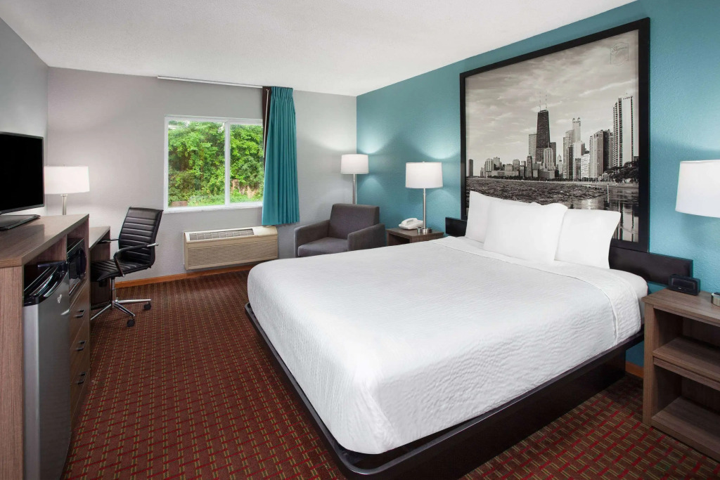 Super 8 by Wyndham McHenry Fox Lake Area