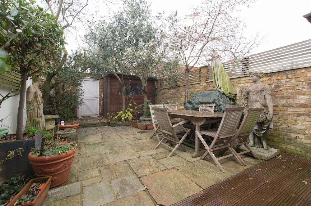 Beautiful Barnes Home with Garden