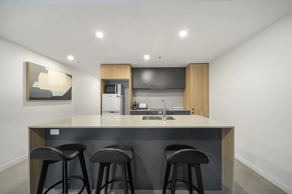 Chic Inner-city 2-bed Abode With Pool, Gym & Sauna