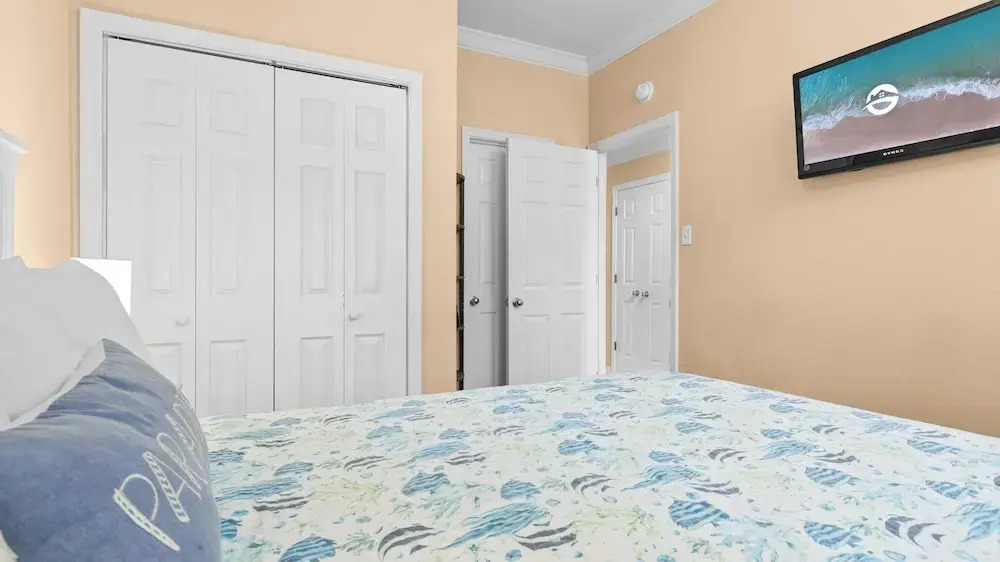 Cozy Family Home - Community Pool, Private Porch, 10-minute Walk to Beach