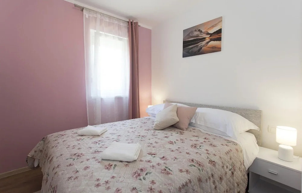 Awesome Home in Seget Donji with Outdoor Swimming Pool, Hot Tub & 4 Bedrooms