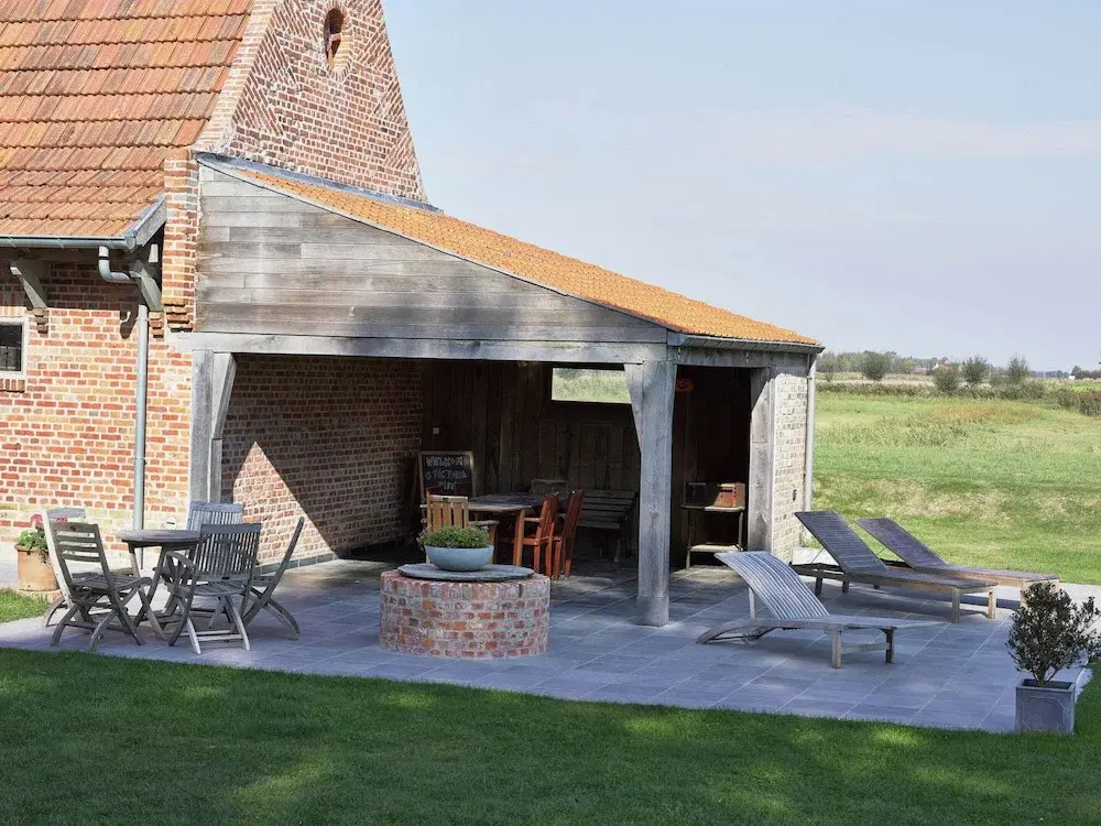 Diksmuide Mansion With Games
