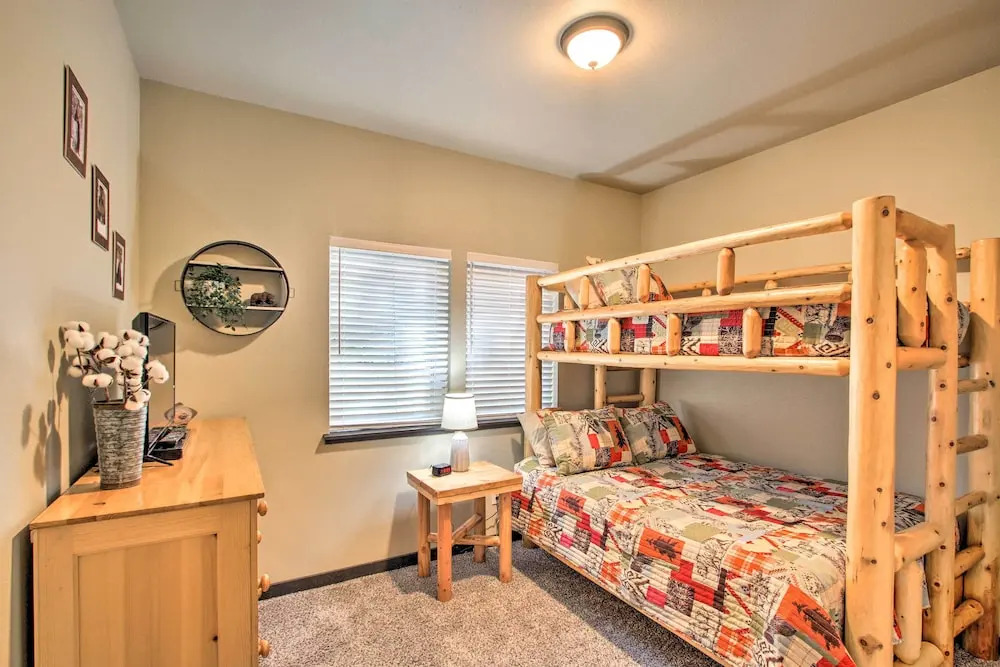 Cozy Cabin - 5 Miles to Mt Rainier National Park!