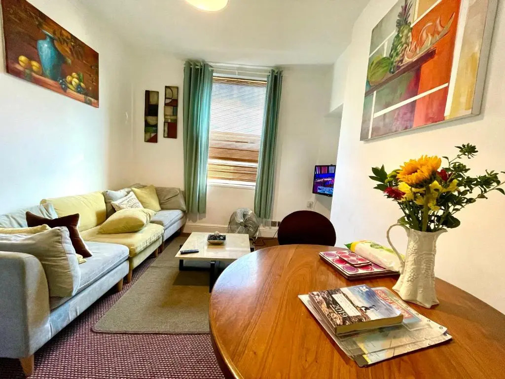 4 bedroomed maisonette in City Centre, near Barbican & Seafront