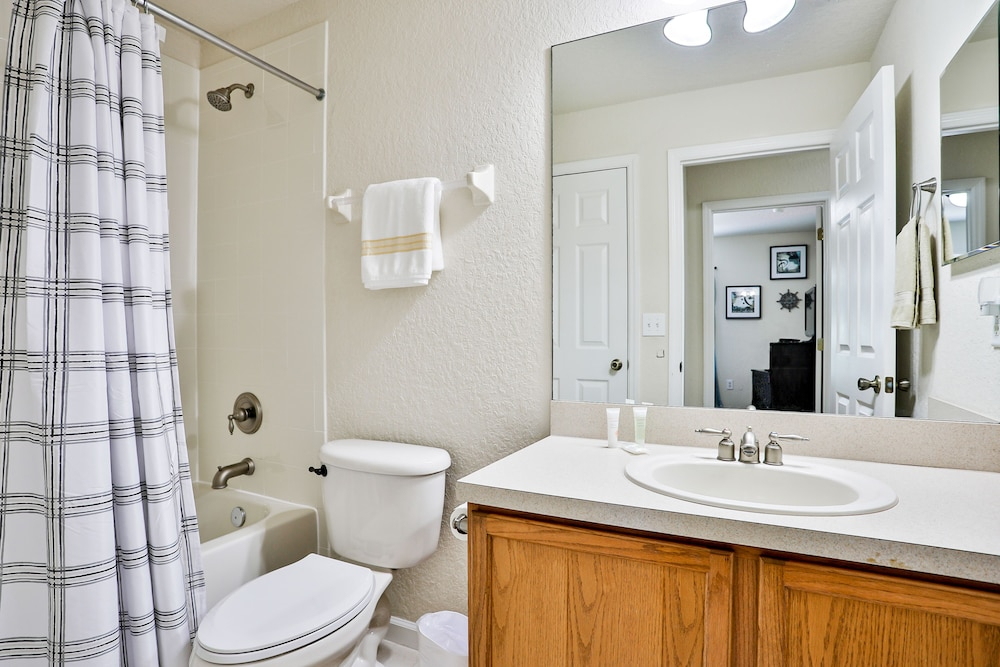 Delightful Lakefront Townhome With Pool, Volleyball, Fast Wifi & AC