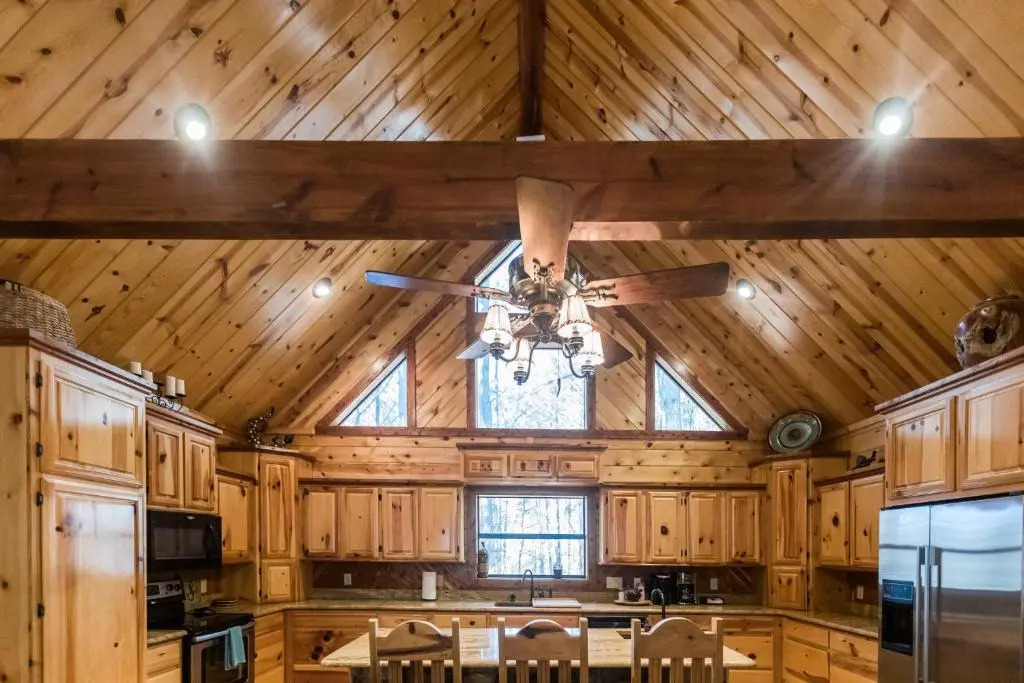 Leaping Lizard Lodge 4 bdrm 3 and a half Bth, Hot tub, Fireplaces, Swing Set, Gameroom