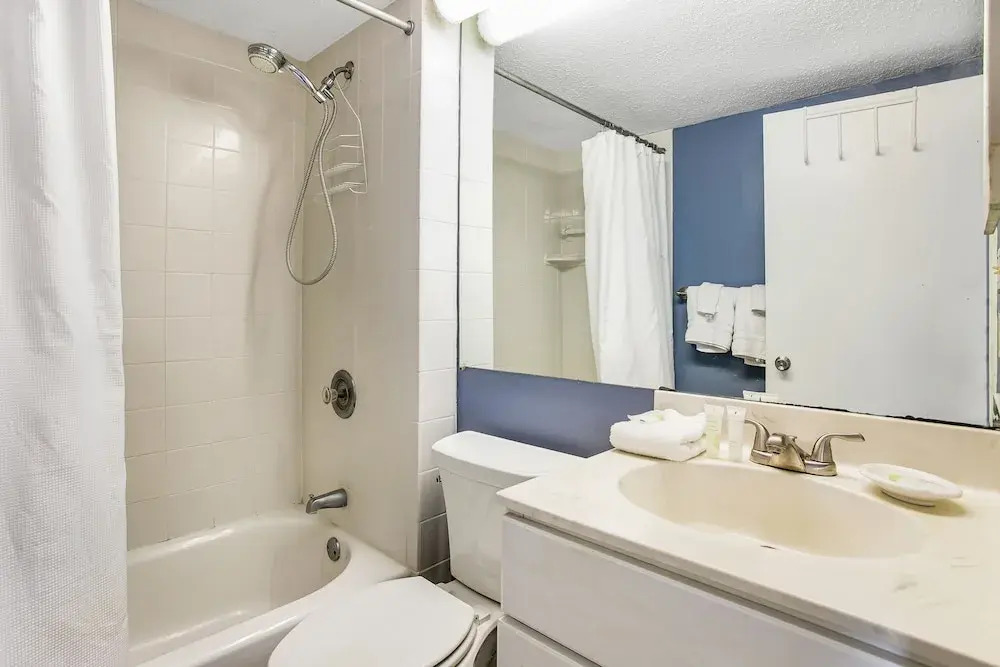 Ocean-view 4th-floor Condo With Balcony, Outdoor Pool & Central AC