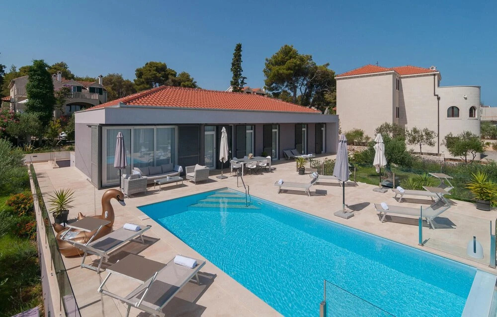 Stunning Home in Sutivan With Wifi, Outdoor Swimming Pool and Heated Swimming Pool