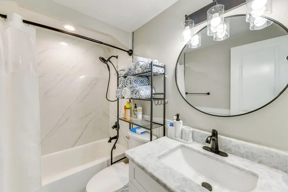 Fish, Swim & Unwind: Anna Maria Apt Steps to Beach