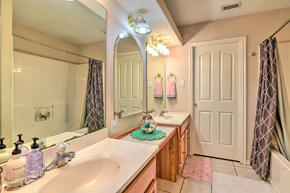 Pet-friendly Rockport Home ~ 4 Mi to Beach!