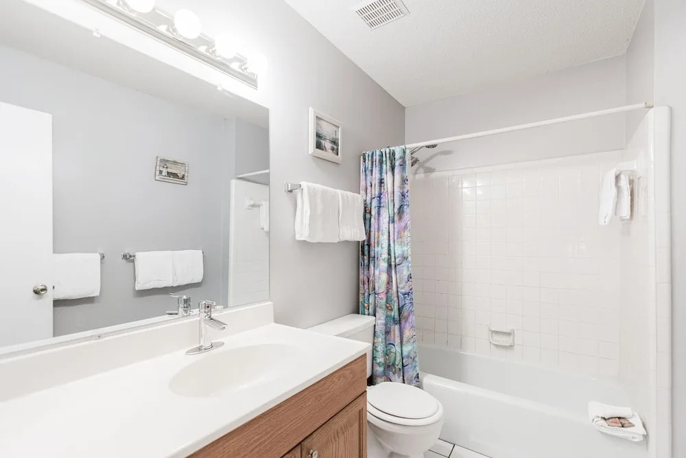 Newly Remodeled W/ Pool - Steps To Beach! 2 Bedroom Condo