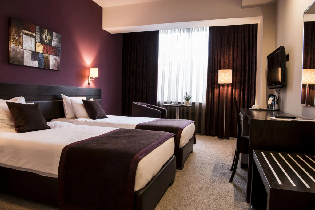 Queens Hotel - Zebra Centre