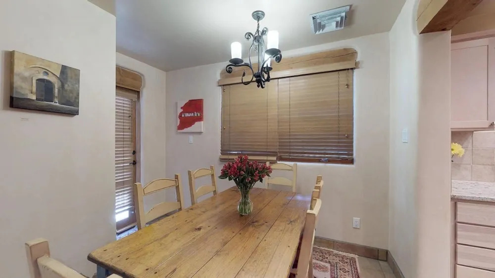Art Haven - Stylish Southwestern Comfort, Walk to The Plaza
