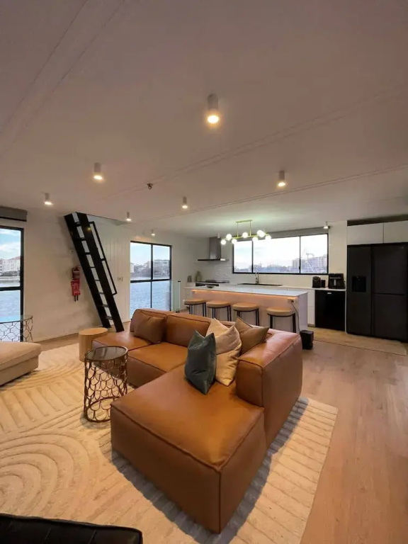 Luxury Penthouse Houseboat n the Heart of the City