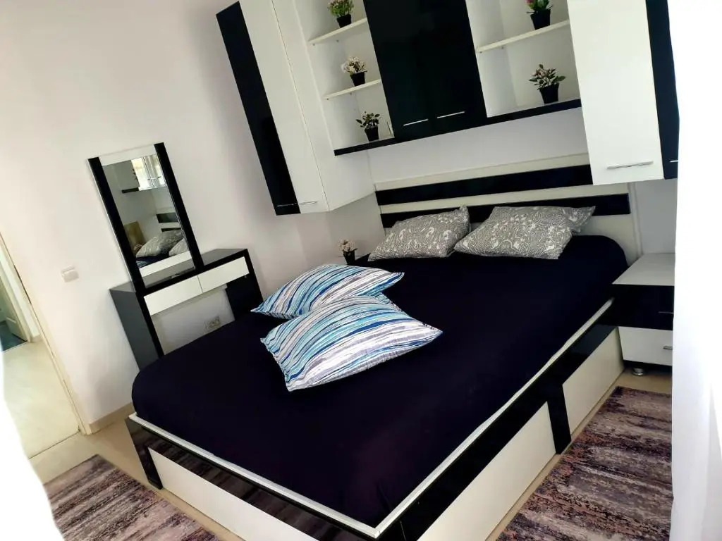 Apartament Mamaia Nord 3 camere la 30m de plaja cu terasa si curte