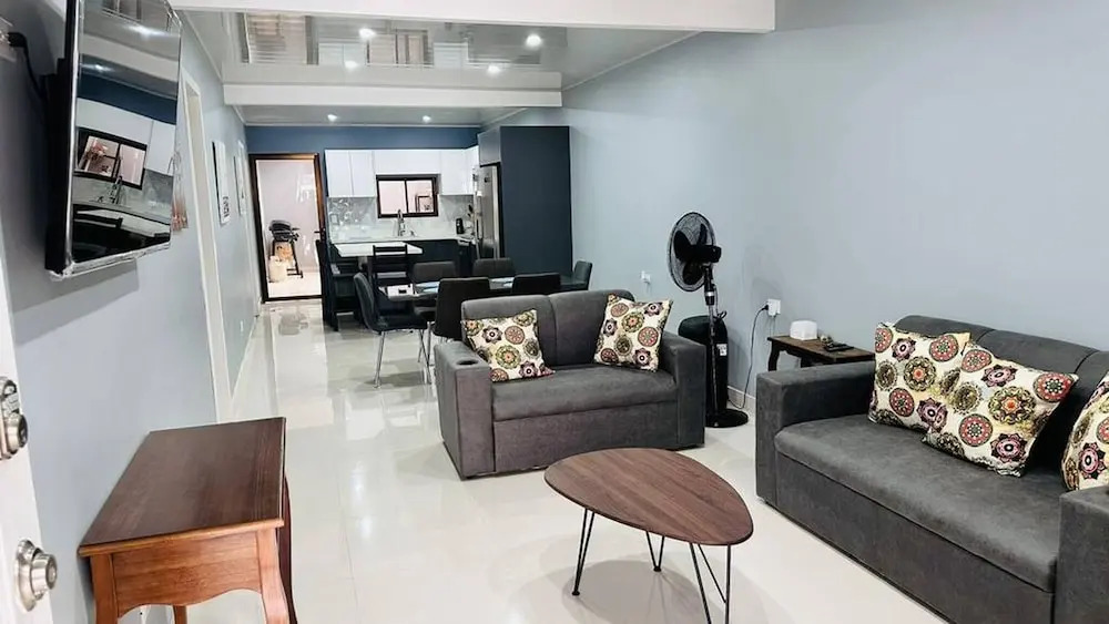 3 bed 2 Bath 15 min From Airport
